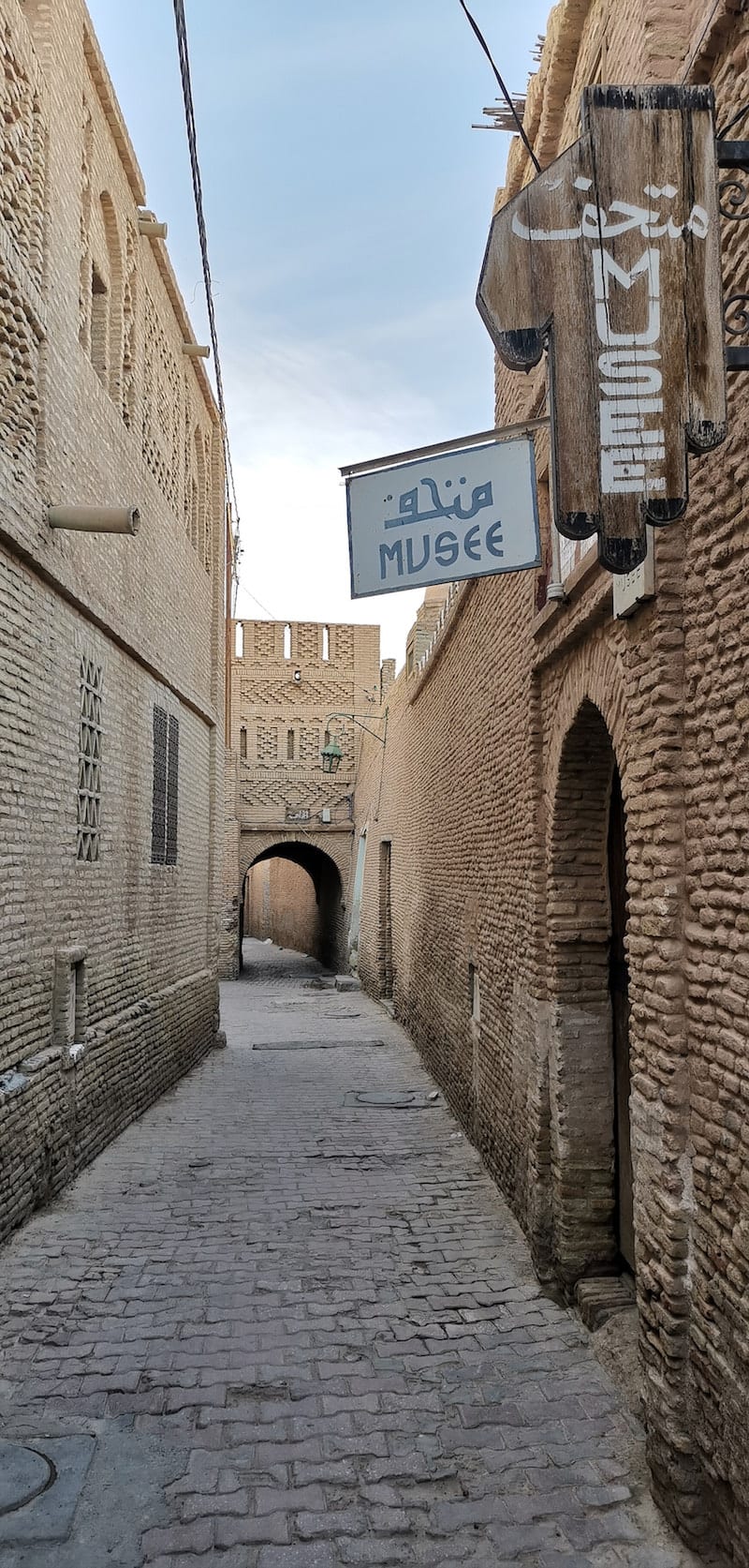 Gasse in der Medina von Tozeur, Tunesien. Foto: Beate Ziehres, Reiselust-Mag