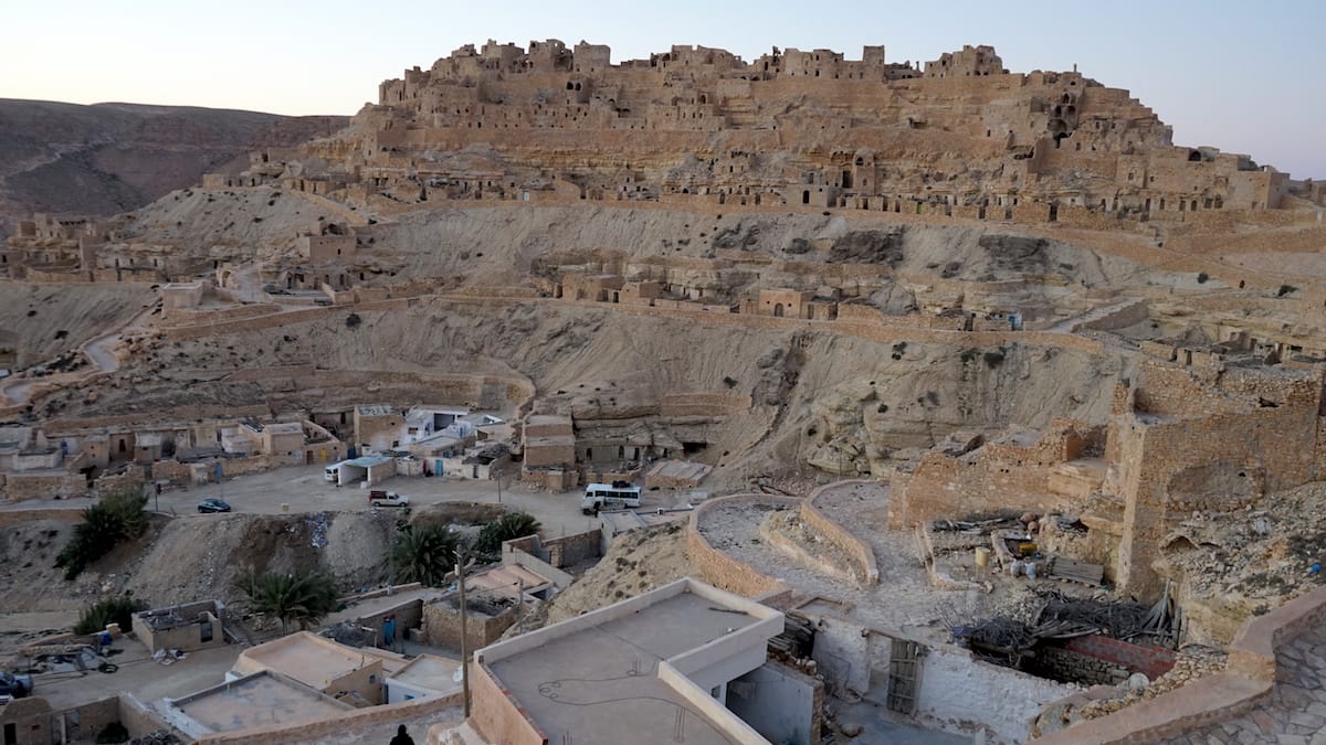 Tunesien Urlaub – Chenini im Dahar-Gebirge: Die Troglodyten-Wohnungen der Berber sind beinahe unsichtbar im Berg versteckt. Foto: Beate Ziehres