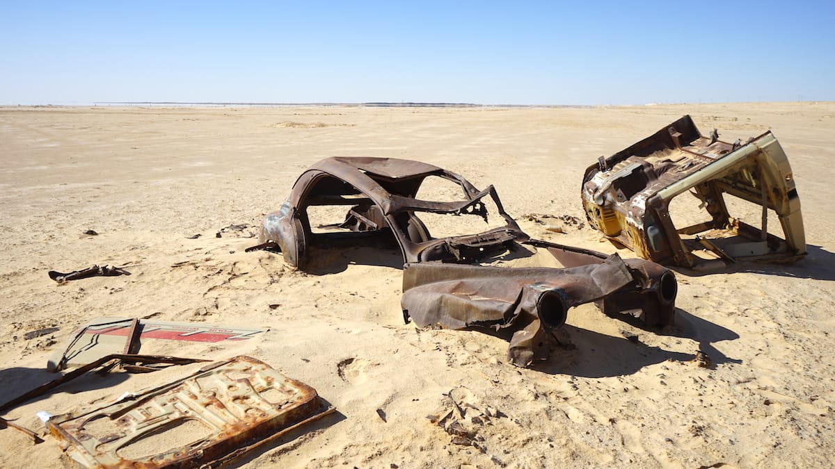 Tunesien Urlaub – Dieses Autowrack am Rande des Salzsees Chott el Djerid liegt offensichtlich schon länger. Foto: Bete Ziehres