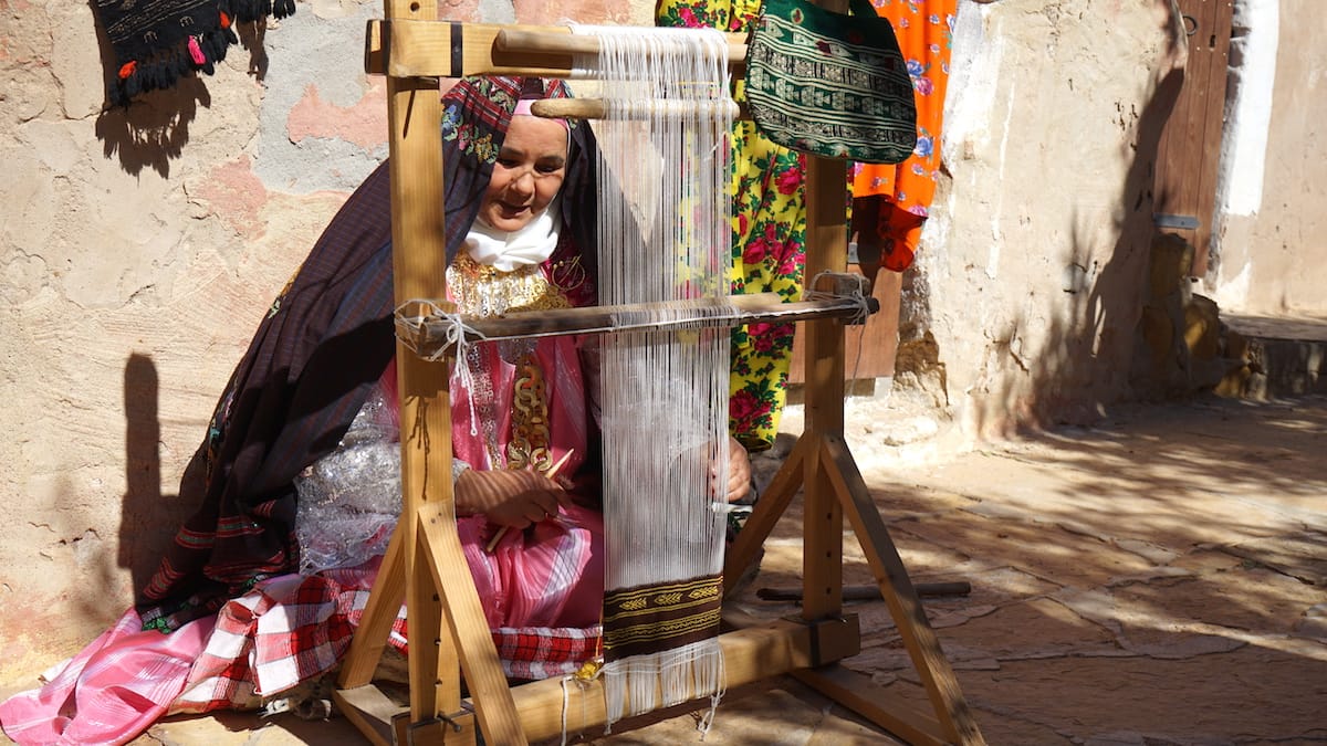 Tunesien Urlaub – Weberin im Innenhof von Ksar Hadada, Tunesien. Foto: Beate Ziehres