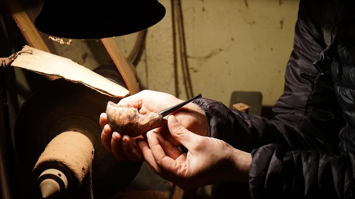 Pfeife in Arbeit - bei Anis Bouchnak in Tabarka, Nordtunesien. Foto: Beate Ziehres