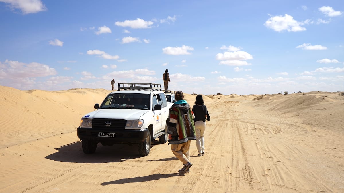 Tunesien Urlaub – zur eigenen Sicherheit nie alleine in die Wüste Sahara fahren. Foto: Beate Ziehres