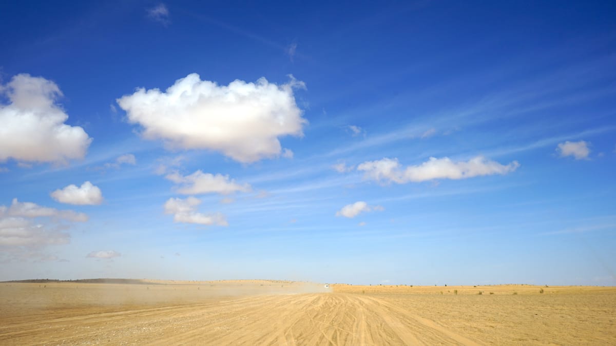 Tunesien Urlaub – Staubwolke von Geländewagen in der Sahara. Foto: Beate Ziehres