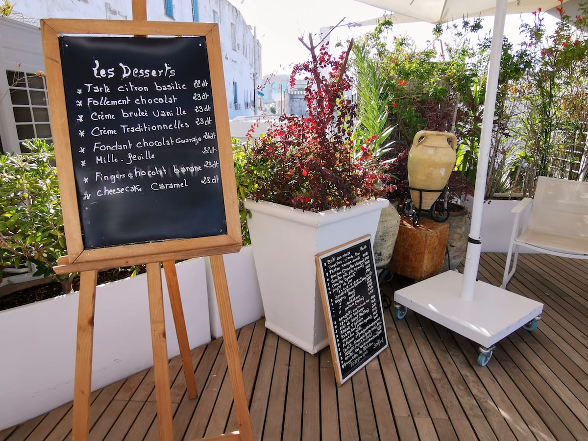 Desert- und Speisekarte in der Rooftop Bar des Dar El Jeld in Tunis. Foto: Beate Ziehres