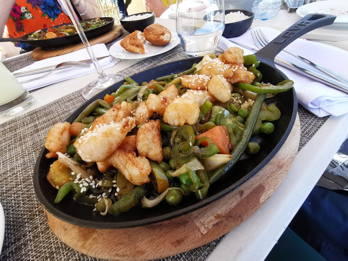 Essen in der Rooftop Bar des Dar El Jeld, Tunis. Foto: Beate Ziehres, Reiselust-Mag