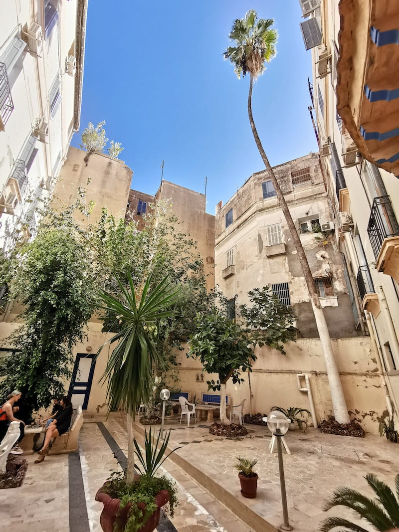 Tunis, Innenhof des Grand Hotel de France. Foto: Beate Ziehres, Reiselust-Mag