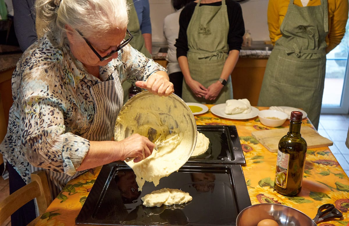 Kochkurs in Umbrien: Schiacciatine al formaggio. Foto: Beate Ziehres, Reiselust-Mag