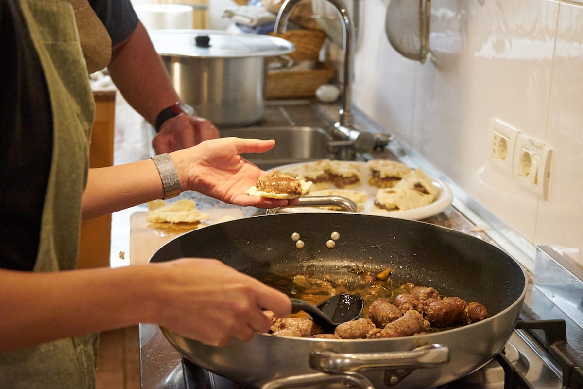 Kochkurs in Umbrien: Torta al testo con salsiccie. Foto: Beate Ziehres, Reiselust-Mag