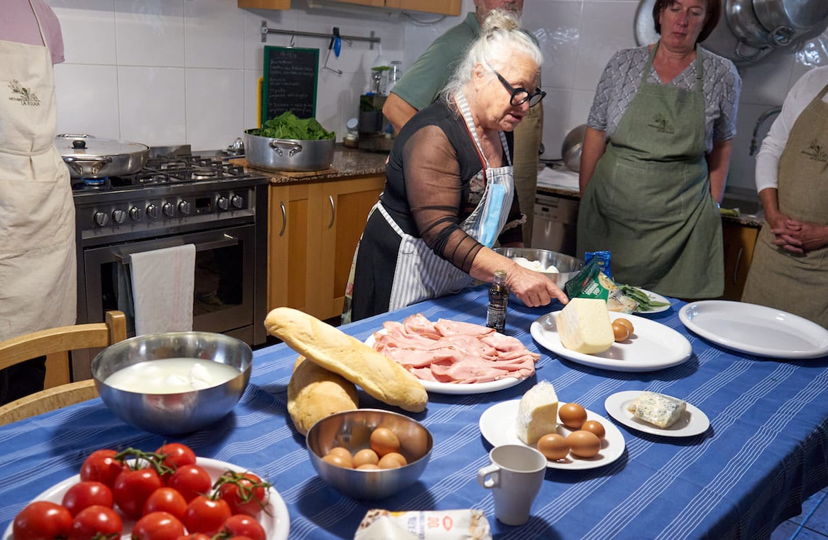 Kochkurs in Umbrien: Ornella Carletti in der Küche. Foto: Beate Ziehres, Reiselust-Mag