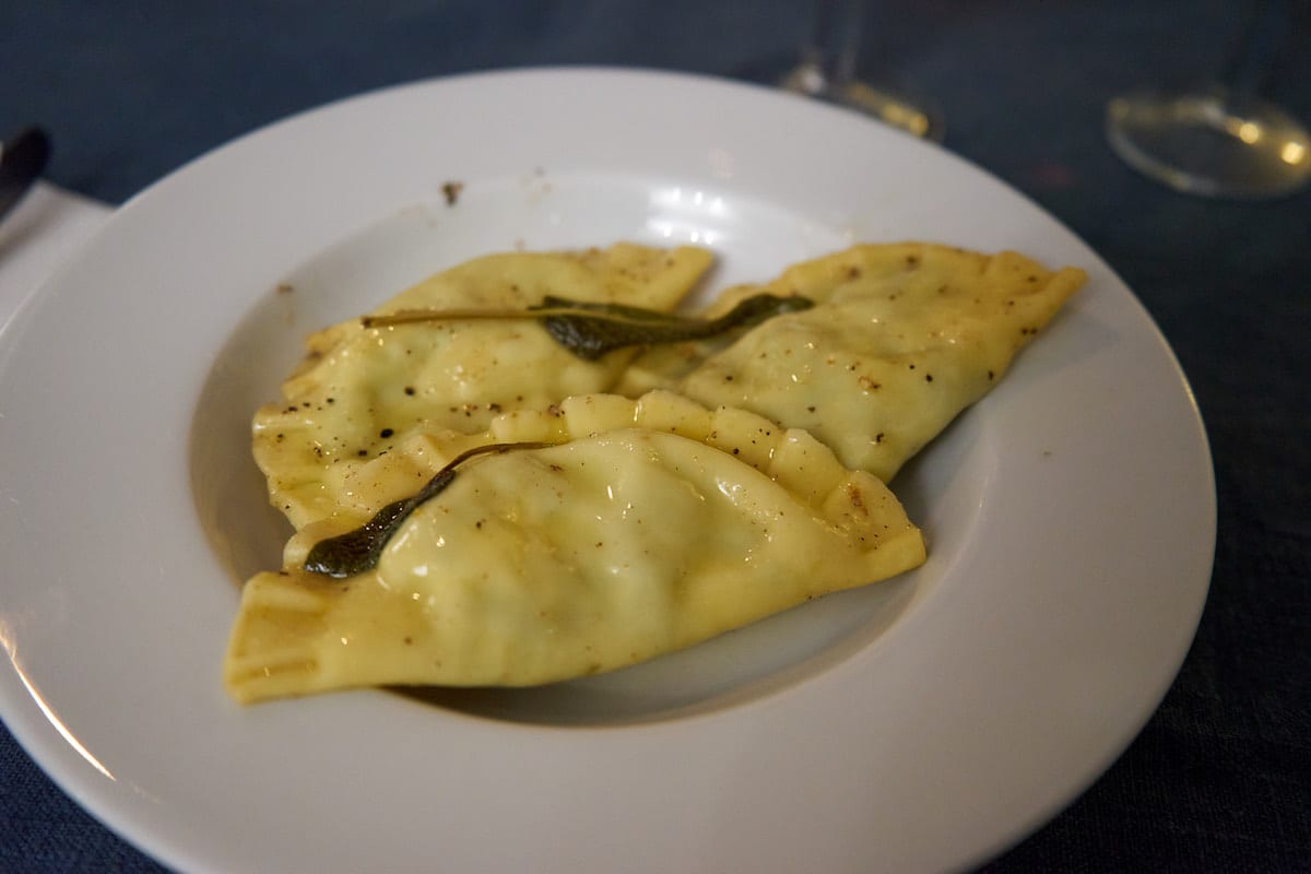 Kochkurs in Umbrien: Mezzelune ai spinaci e ricotta con burro e salvia. Foto: Beate Ziehres, Reiselust-Mag