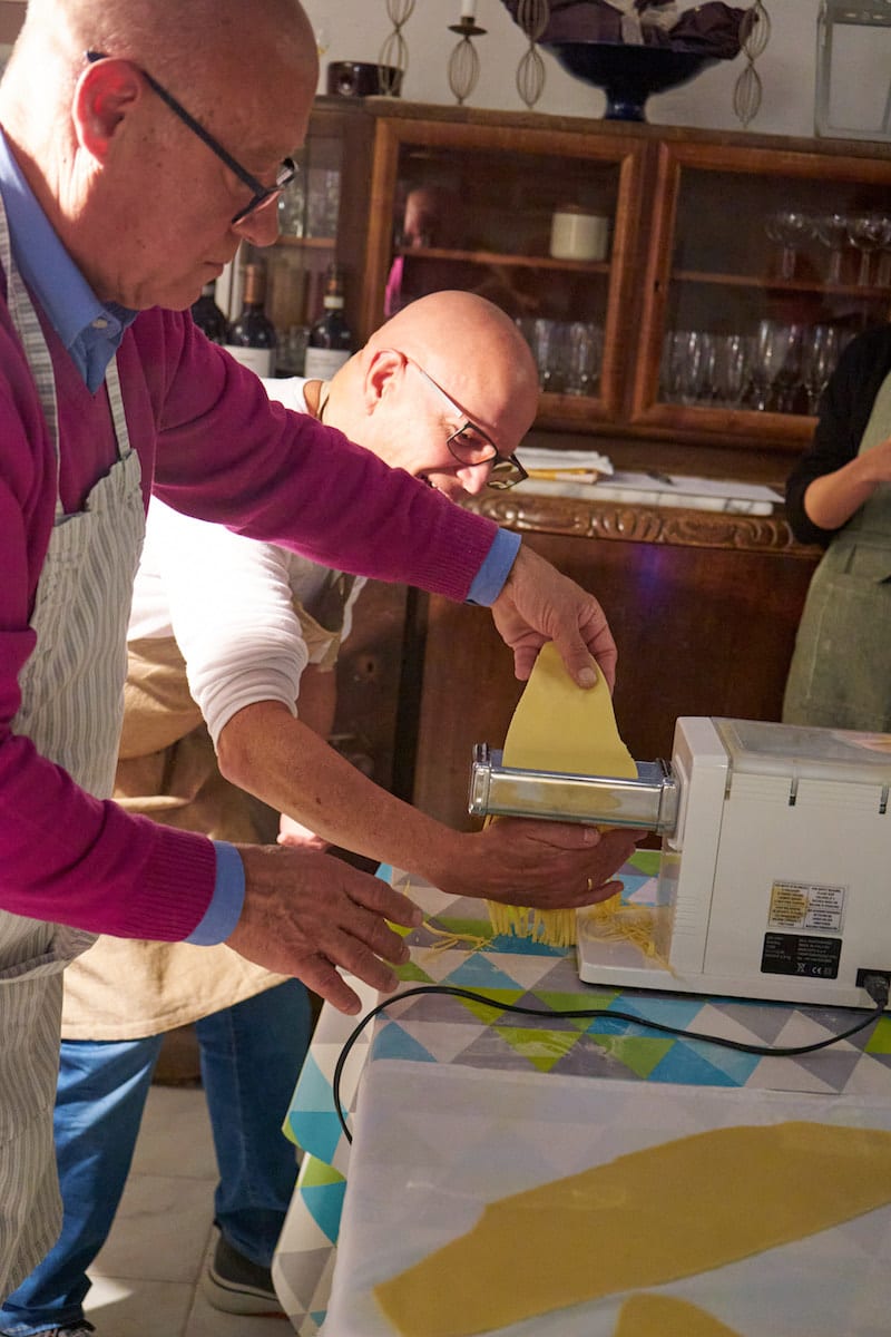 Kochkurs in Umbrien: Männer an der Nudelmaschine. Foto: Beate Ziehres, Reiselust-Mag