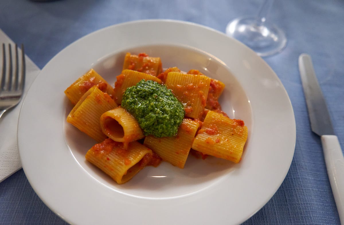 Kochkurs in Umbrien: Penne ai peperoni e pesto di rucola. Foto: Beate Ziehres, Reiselust-Mag