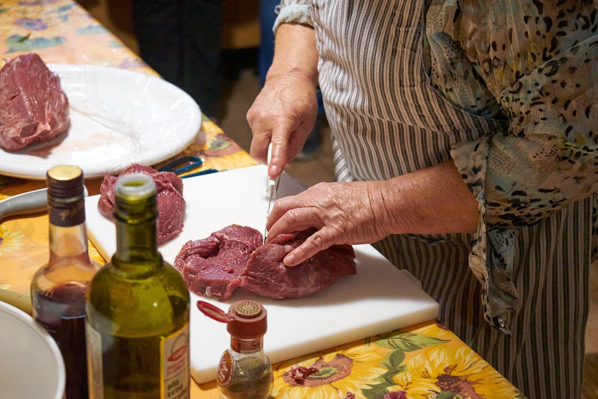 Kochkurs in Umbrien: Ornella schneidet das Fleisch. Foto: Beate Ziehres, Reiselust-Mag