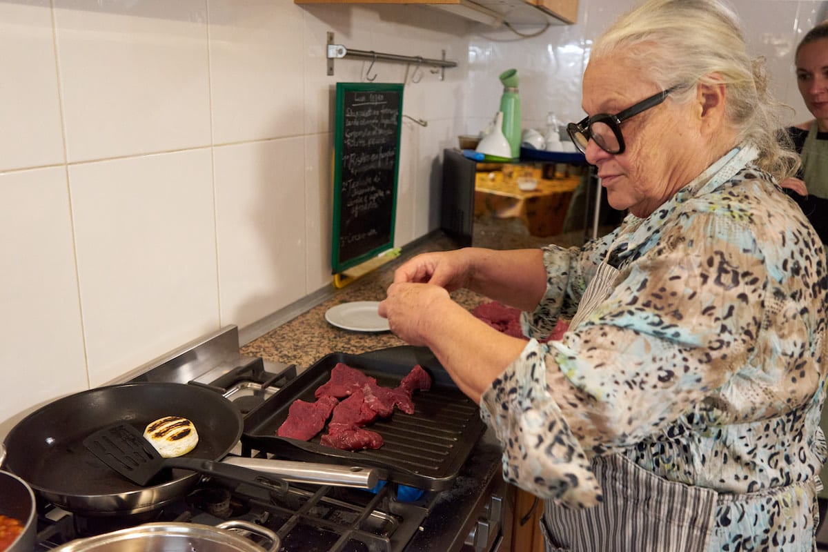 Kochkurs in Umbrien: Ornella brät das Fleisch. Foto: Beate Ziehres, Reiselust-Mag