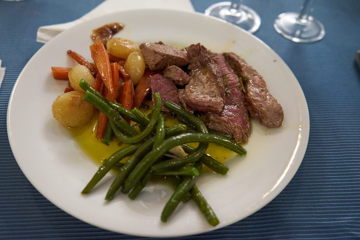 Kochkurs in Umbrien: Tagliata mit Bohnen und süßsauren Möhren und Zwiebeln. Foto: Beate Ziehres, Reiselust-Mag