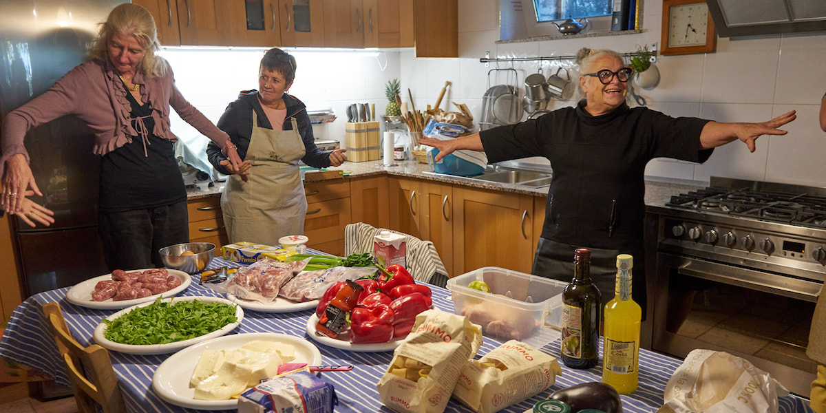 Kochkurs in Umbrien: Tanz um den Tisch. Foto: Beate Ziehres, Reiselust-Mag