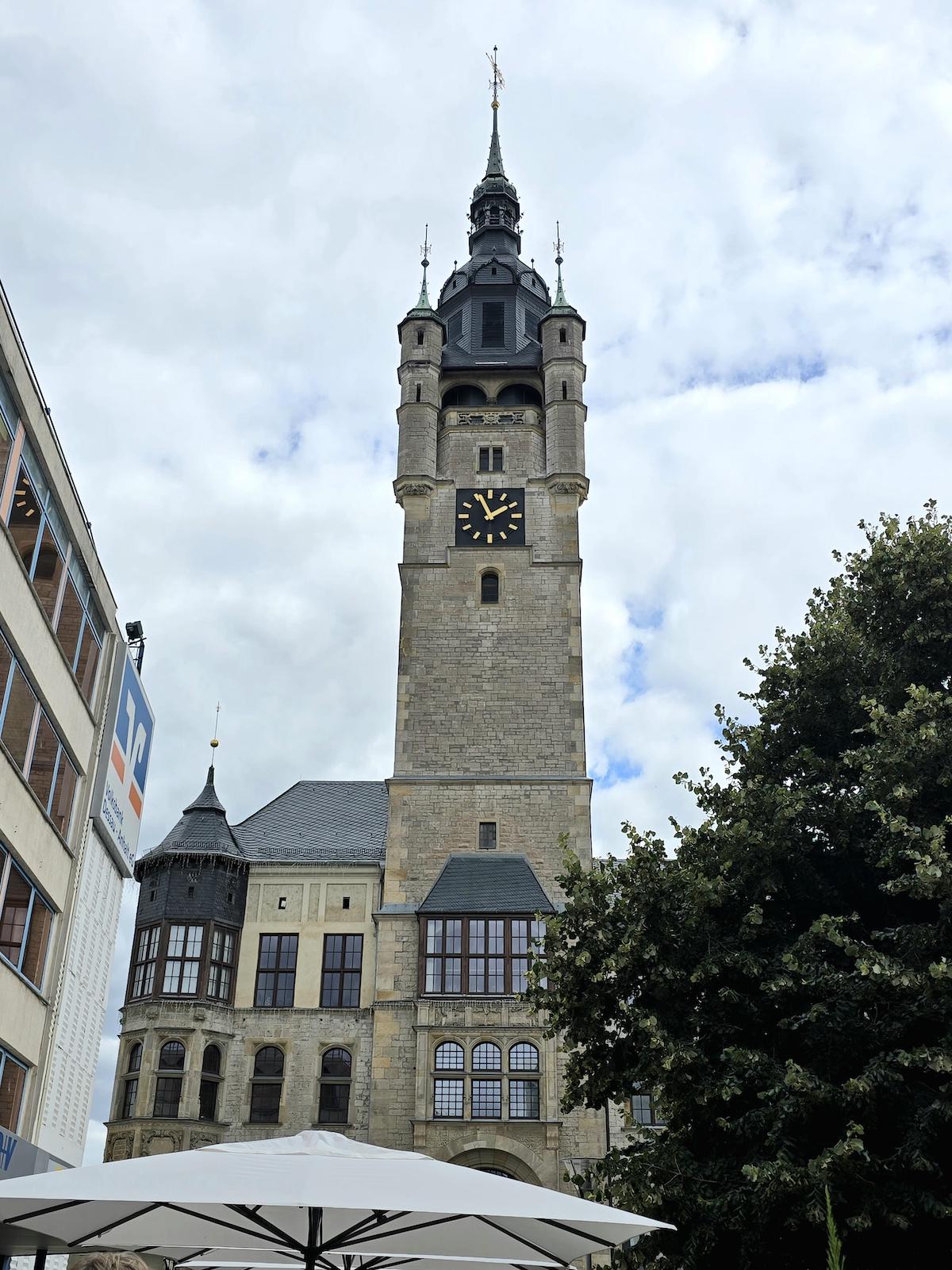 Rathaus von Dessau, Rundgang "Unsichtbares Bauhaus in Dessau". Foto: Beate Ziehres
