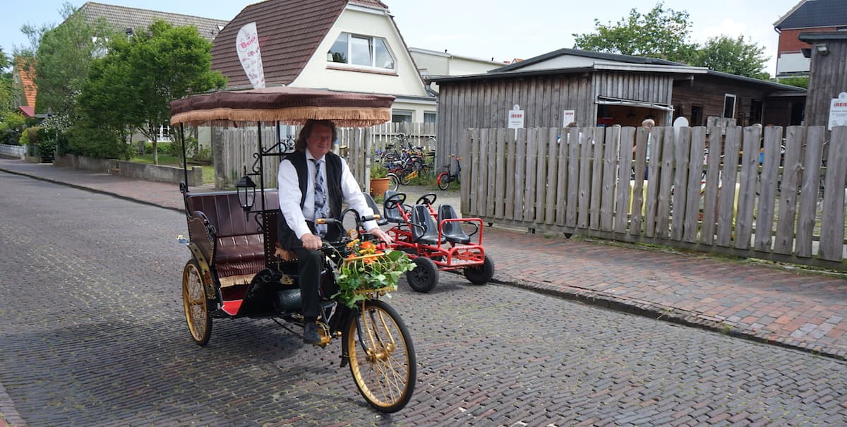 Wangerooge: Rüdiger Faust, Fahrradvermietung Beier, auf der Hochzeitsrikscha – Foto: Beate Ziehres