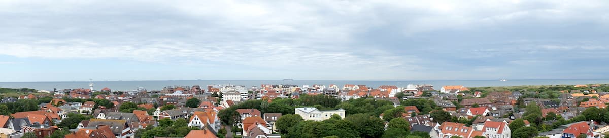 Wangerooge: Blick vom alten Leuchtturm über das Inseldorf – Foto: Beate Ziehres