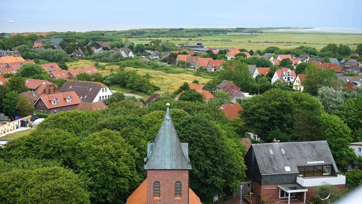 Wangerooge: Blick vom alten Leuchtturm über das Inseldorf zur Ostspitze der Insel – Foto: Beate Ziehres