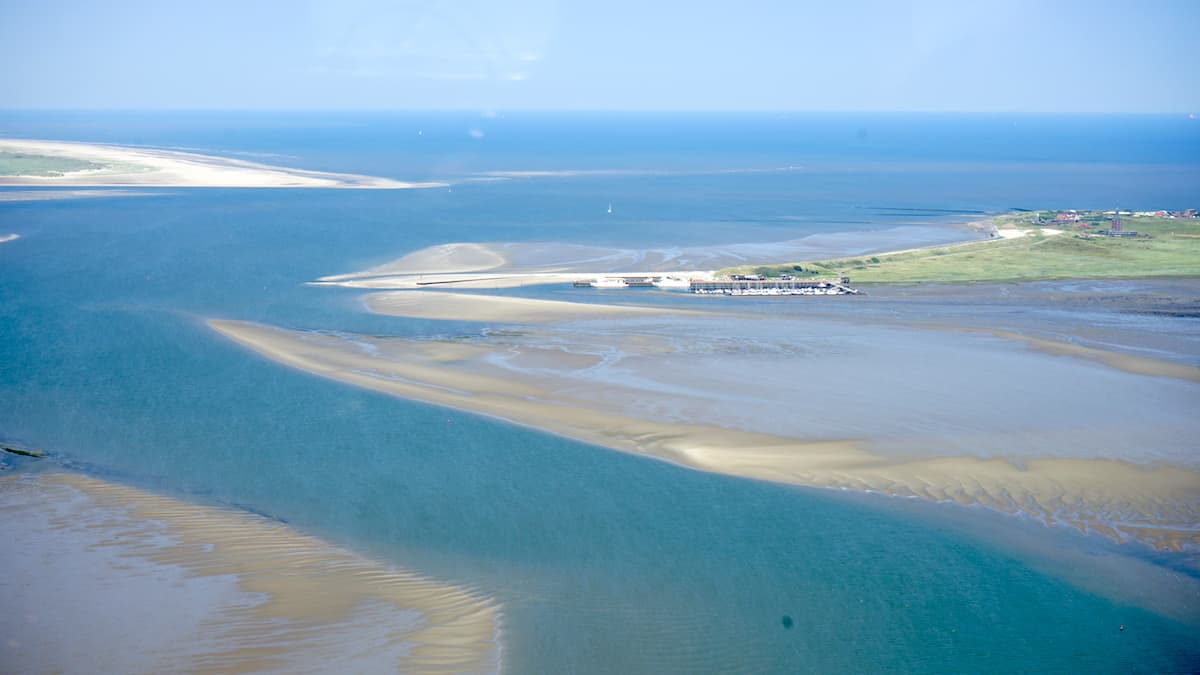 Der Hafen von Wangerooge bei Ebbe aus der Luft gesehen – Foto: Beate Ziehres