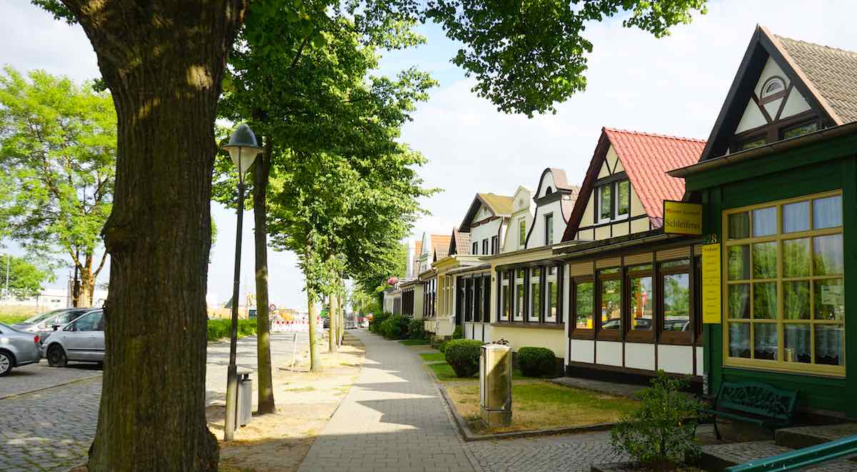 Dicht an dicht stehen die charakteristischen Häuschen im ältesten Teil von Warnemünde – Foto: Beate Ziehres