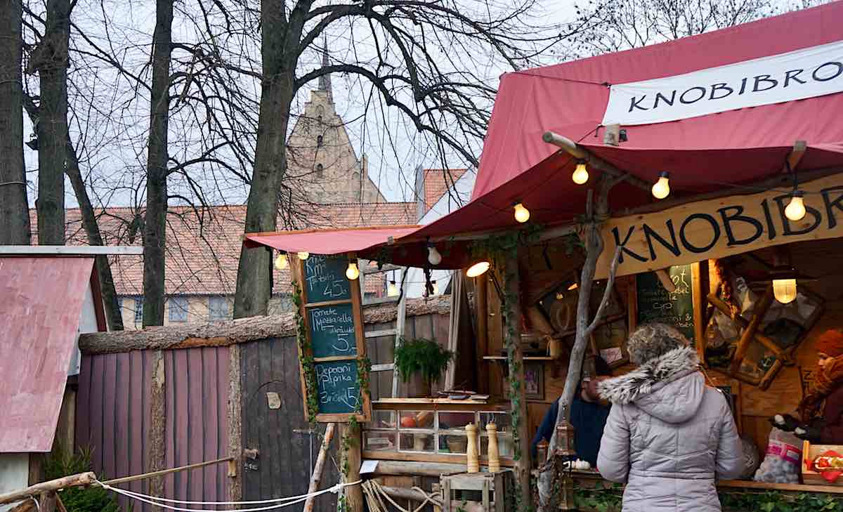 Rostock: Auf dem historischen Weihnachtsmarkt im Garten des Klosters Heiliges Kreuz – Foto: Beate Ziehres