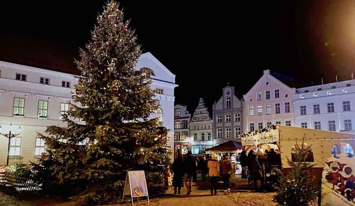 Weihnachtsmarkt auf dem historischen Marktplatz der Welterbestadt Wismar – Foto: Beate Ziehres