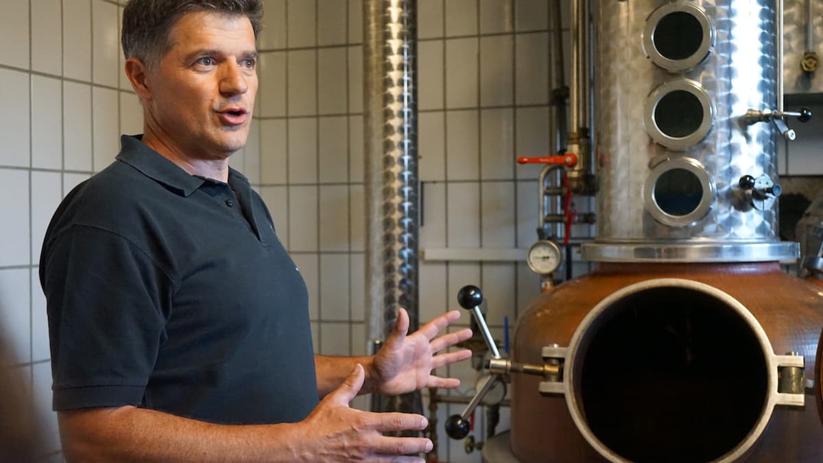 Weinstraße Taubertal: Dieter Braun von der Edelobstbrennerei in Beckstein in seinem Element. Foto: Beate Ziehres