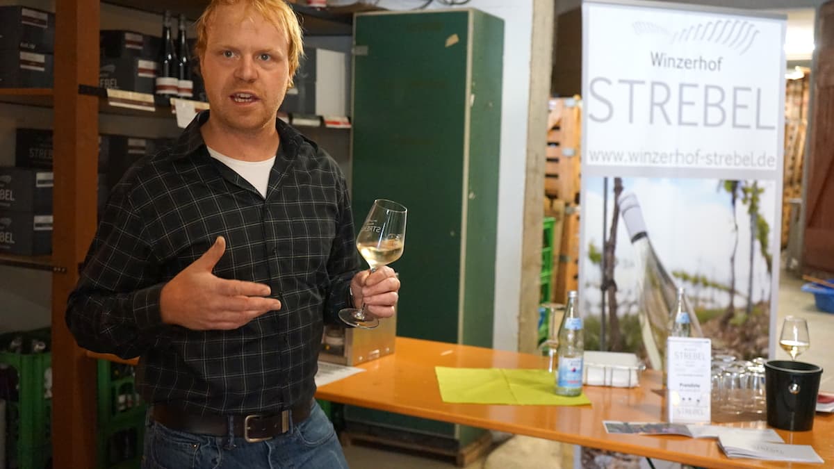 Weinstraße Taubertal: Stefan Strebel empfängt uns auf dem Winzerhof Strebel in Beckstein. Foto: Beate Ziehres