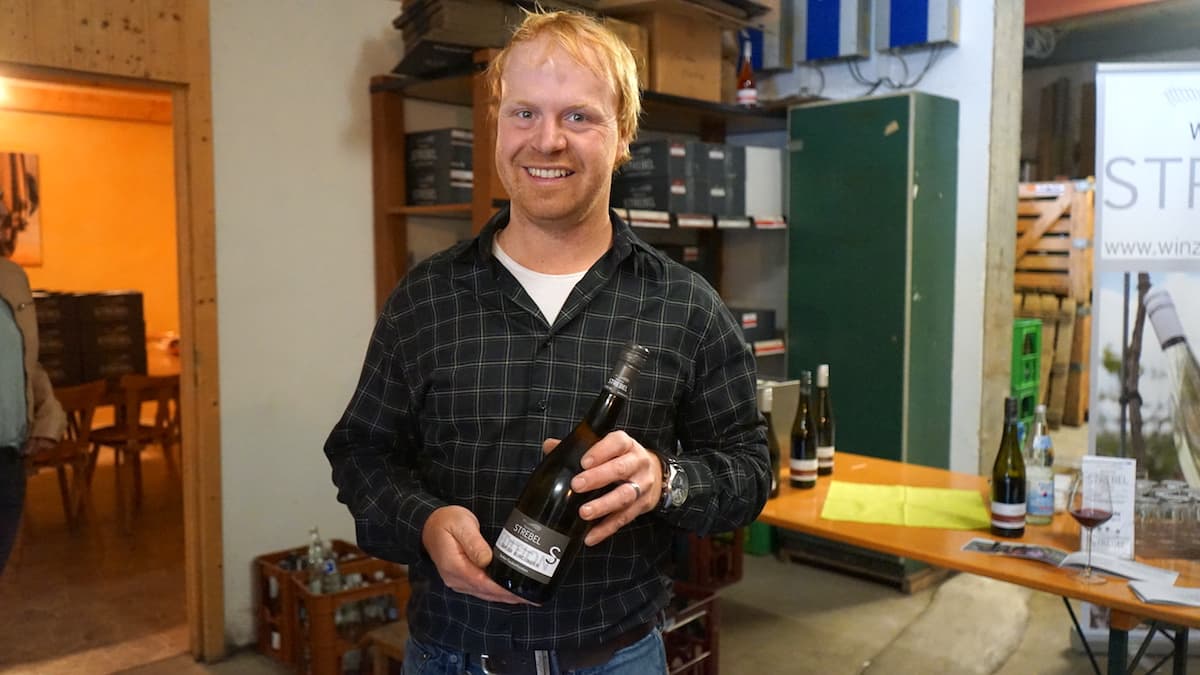 Weinstraße Taubertal: Der Winzer Stefan Strebel aus Beckstein baut auch Tauberschwarz an und aus. Foto: Beate Ziehres