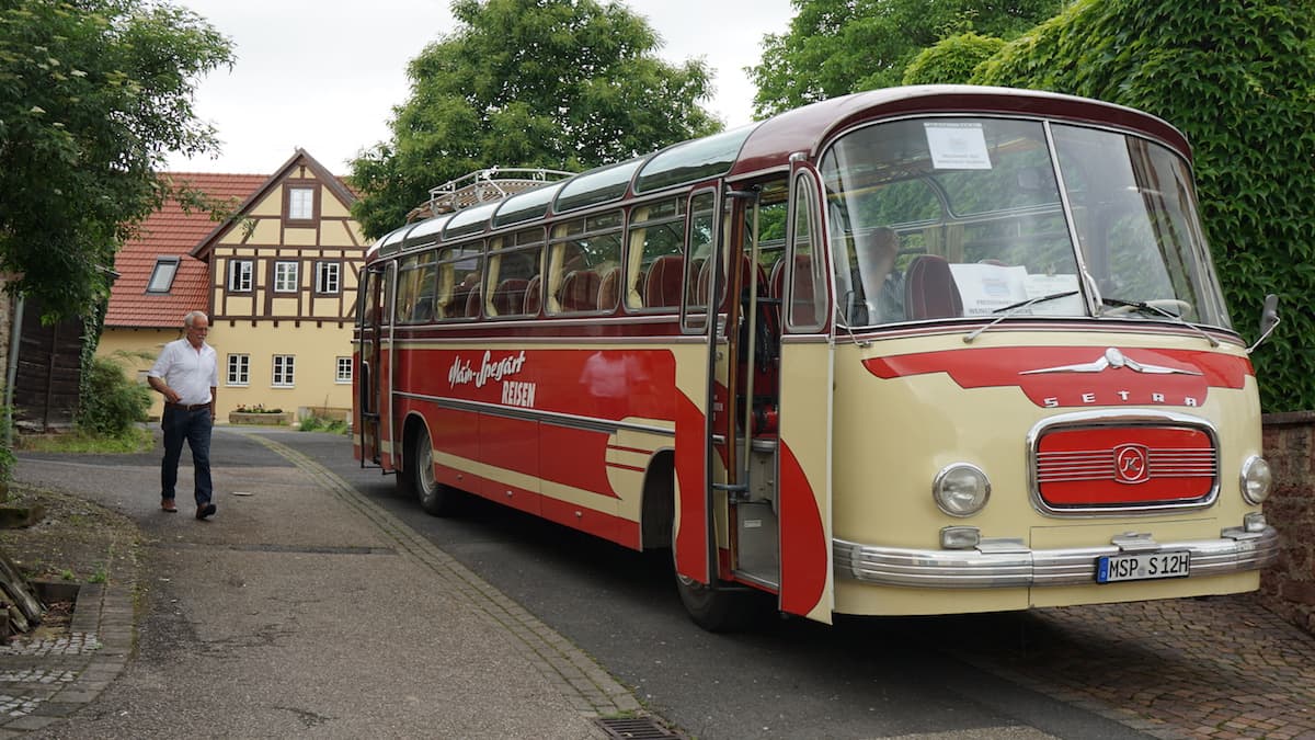 Oldtimerbus in Dertingen, Taubertal. Foto: Beate Ziehres