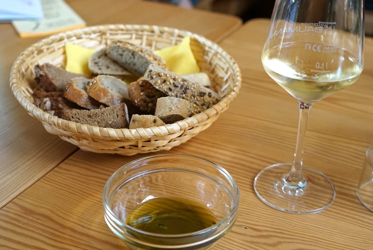 Winzerhof Baumann, Dertingen: Traubenkernöl zu Brot und Wein. Foto: Beate Ziehres