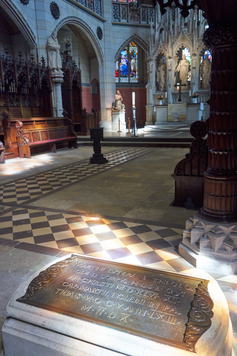 Luthers Grab in der Schlosskirche Wittenberg. Foto: Beate Ziehres