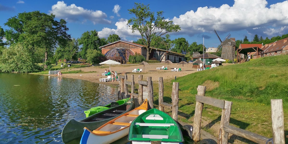 Bootsanleger und Strand im Ferienzentrum Olandia, Wielkopolska. Foto: Beate Ziehres, Reiselust-Mag