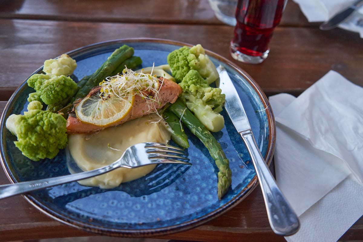 Lachs und Gemüse aus der Küche des Ferienzentrums Olandia. Foto: Beate Ziehres, Reiselust-Mag